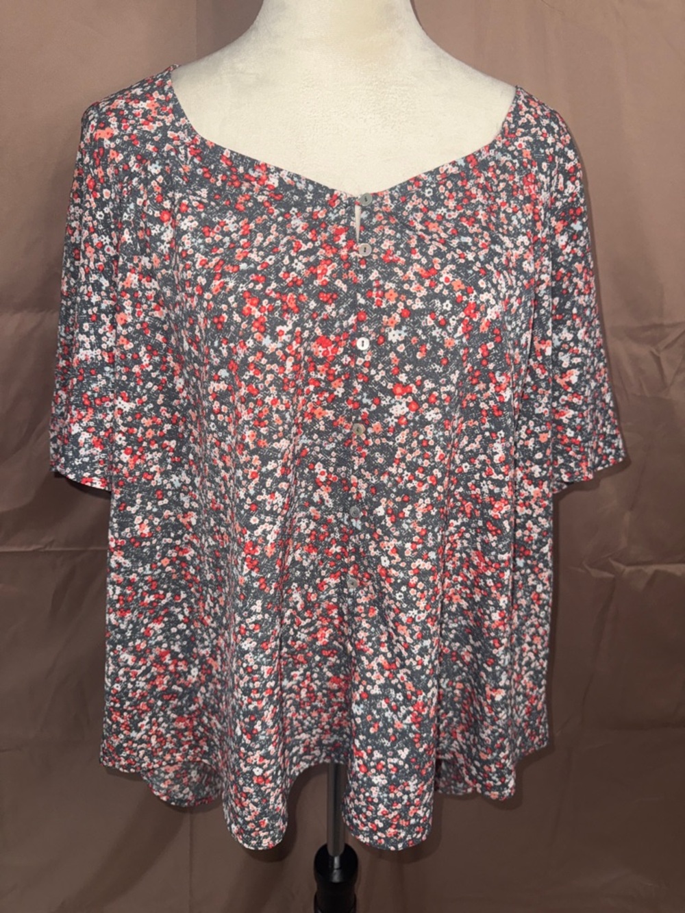 Peace & Pearl 1X Relaxed Scoop Neck Tunic in Red and Navy Floral